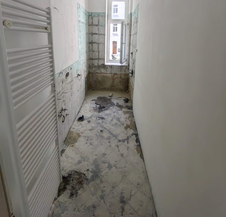 Badezimmer Entkernung Abriss Sanitär Badezimmer nach der Entkernung und Demontage der Sanitäranlagen. Fliesen und Boden wurden entfernt.